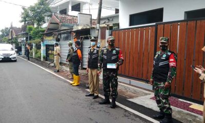 Putus Rantai Covid-19, Tim Gabungan Bagi Masker Di Jalan MT Haryono