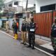 Putus Rantai Covid-19, Tim Gabungan Bagi Masker Di Jalan MT Haryono