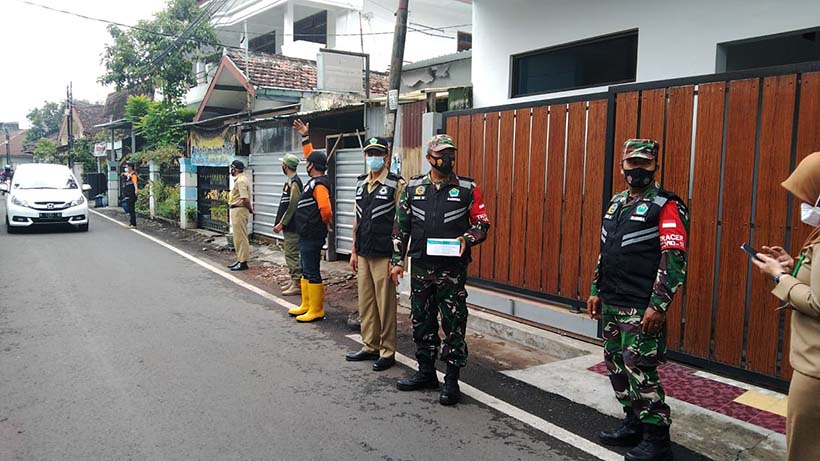 Putus Rantai Covid-19, Tim Gabungan Bagi Masker Di Jalan MT Haryono