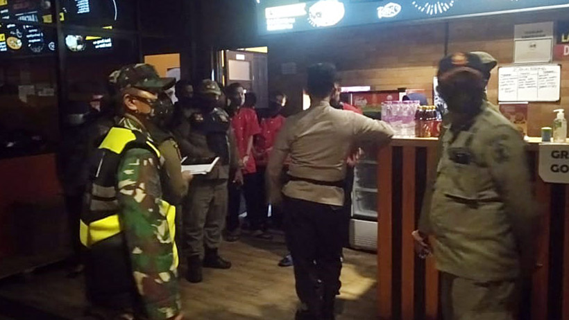 Tim Patroli Kota Malang Tegur Tempat Usaha Yang Langgar Jam Buka
