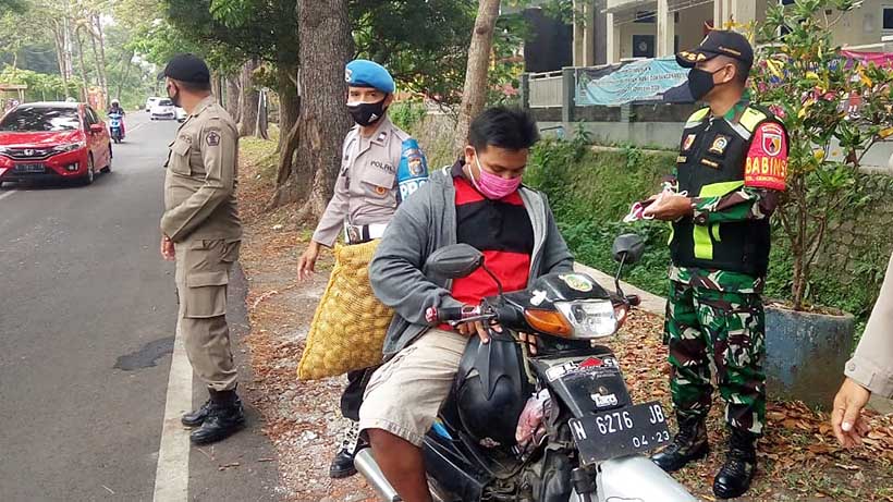 Disiplinkan Prokes, Koramil 0833/02 Kedungkandang Gelar Ops Yustisi