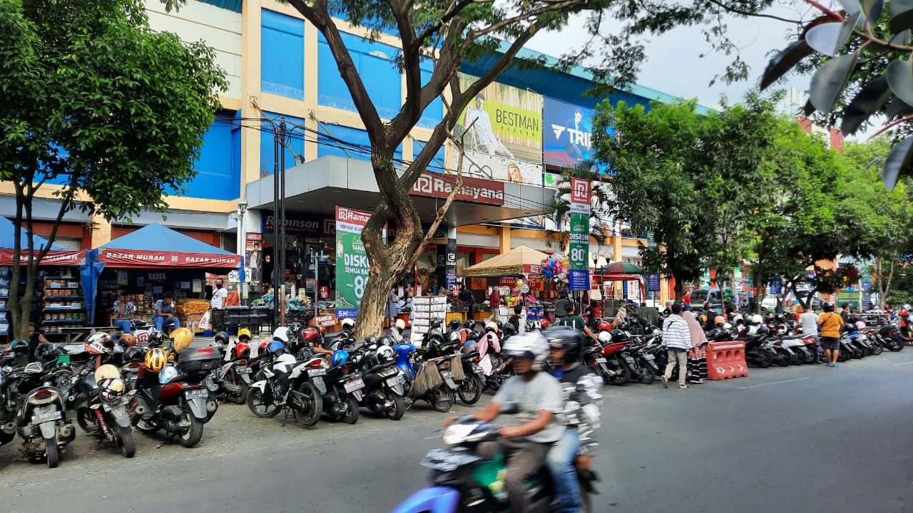 Parkir Semrawut di Ramayana, DPRD Usul Lahan E-Parking Dalam Gedung