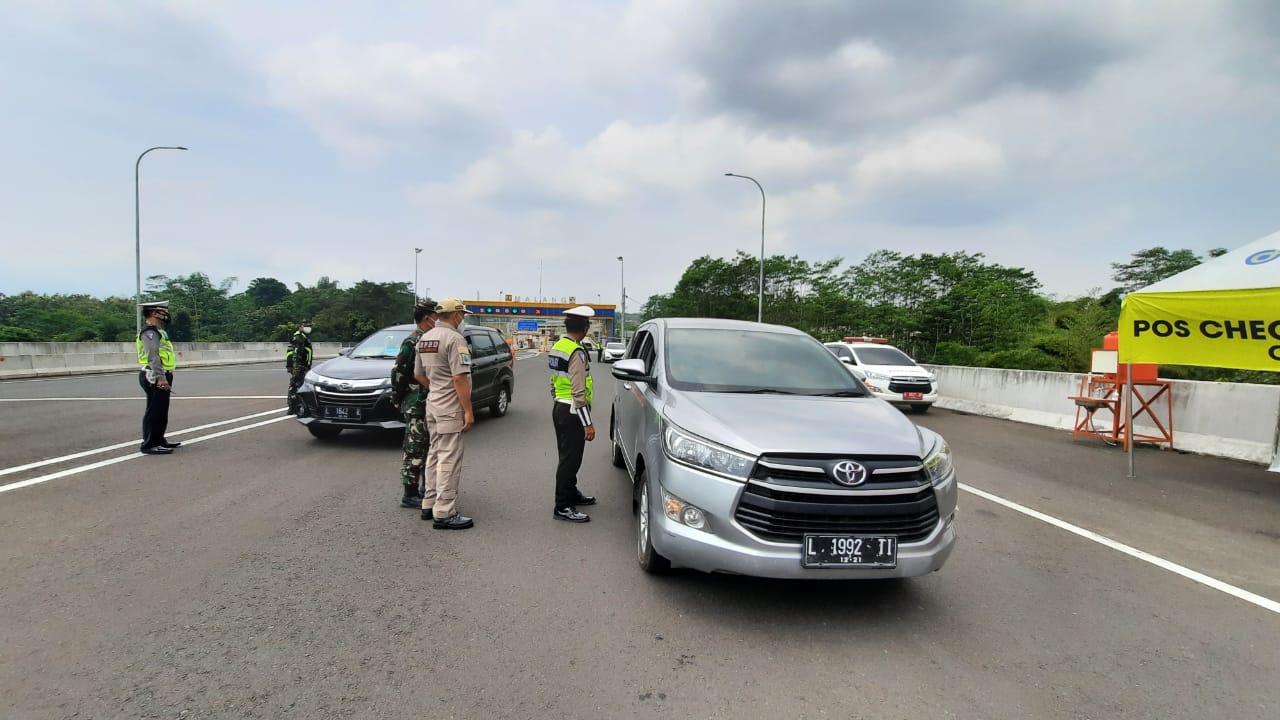 Kendaraan Putar Balik di Exit Tol Madyopuro, Penyekatan Hari Pertama