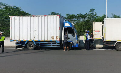 Antisipasi Truk Isi Pemudik, Petugas Geledah Boks Angkutan Di Malang