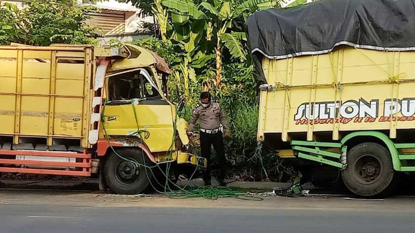 Truk Tabrak Bodi Belakang Kendaraan Engkel Di Malang, 2 Orang Luka