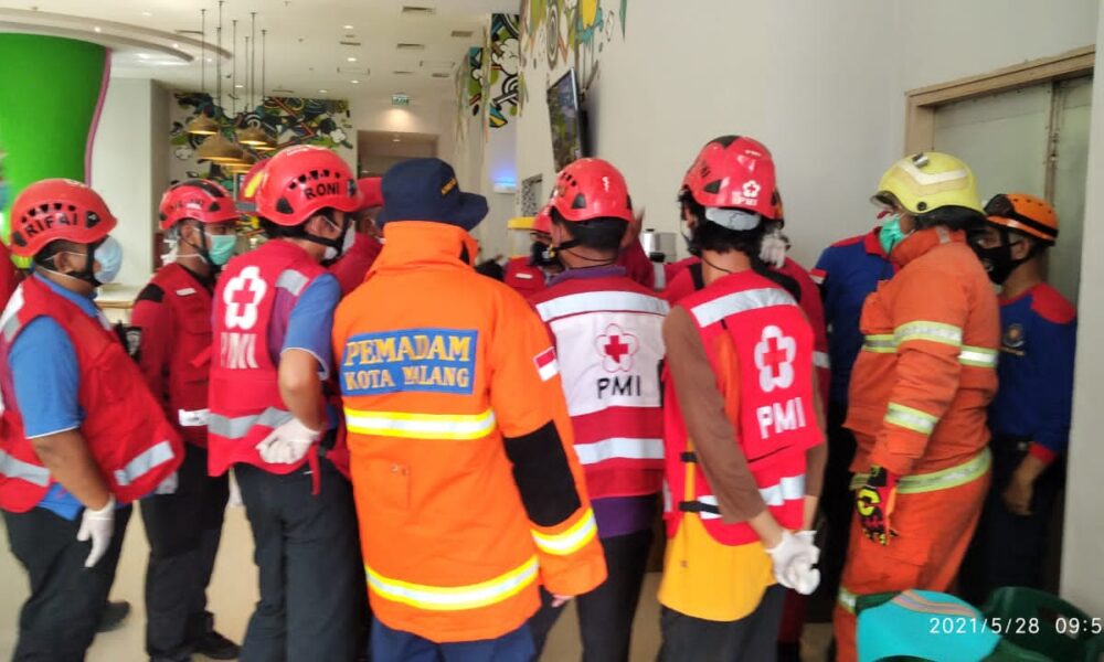 Orang Terjepit Dalam Lift Hotel Ibis Kota Malang, Damkar Turun Tangan