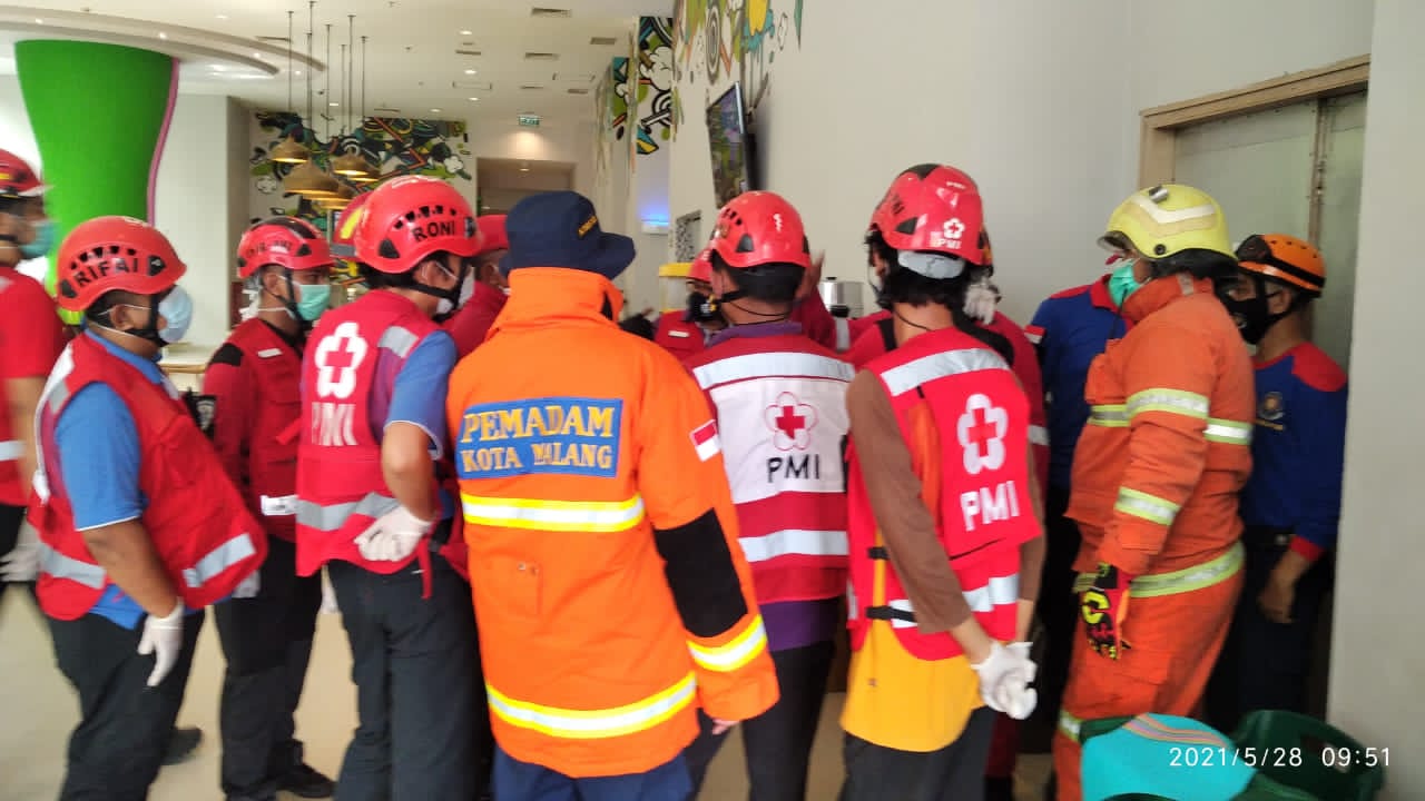 Orang Terjepit Dalam Lift Hotel Ibis Kota Malang, Damkar Turun Tangan