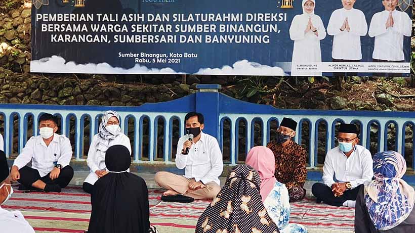 Tugu Tirta Serahkan Tali Asih Kepada Warga Sekitar Sumber Air Di Batu