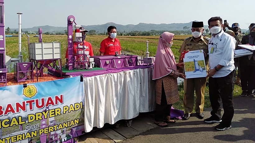 Menteri Pertanian Salurkan Alsintan Kepada Petani Kanigoro Malang