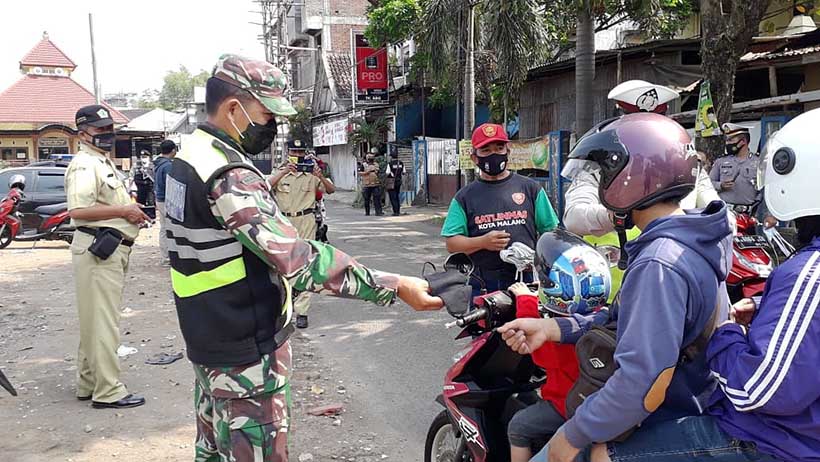 Operasi Yustisi Sisir Kelurahan Jatimulyo, Bagikan Masker Gratis
