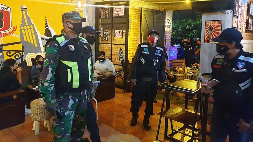 Patroli Malam Di Kota Malang Grosok Tongkrongan, Tegakkan Prokes
