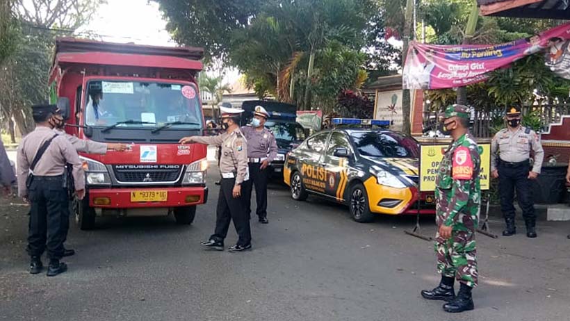 Petugas Hentikan Truk Dan Motor Di Arjowinangun, Cek Ketaatan Prokes