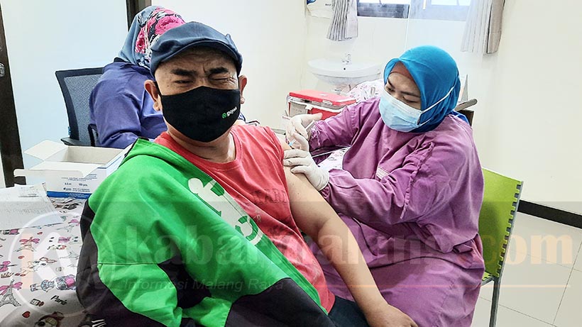 Ojol Kota Malang Vaksinasi Covid-19, Ratusan Driver Disuntik