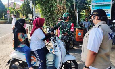 Petugas Razia Mbak-Mbak Tak Bermasker Dan Tanpa Helm Di Jalan
