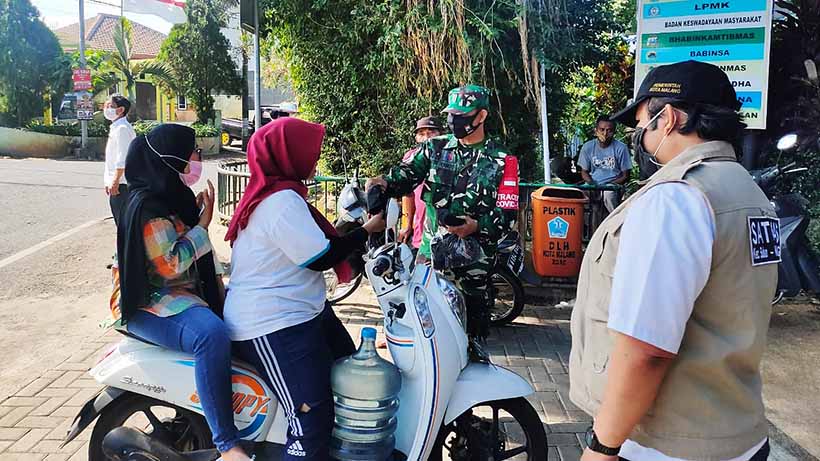 Petugas Razia Mbak-Mbak Tak Bermasker Dan Tanpa Helm Di Jalan