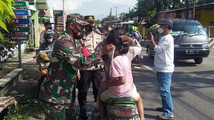 Operasi Yustisi Di Tlogowaru Kota Malang, Bagikan Masker Gratis