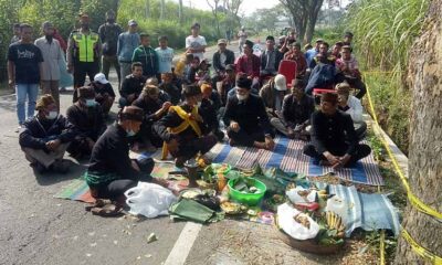 Warga Poncokusumo Dan Ranupane Selamatan Di Lokasi Kecelakaan