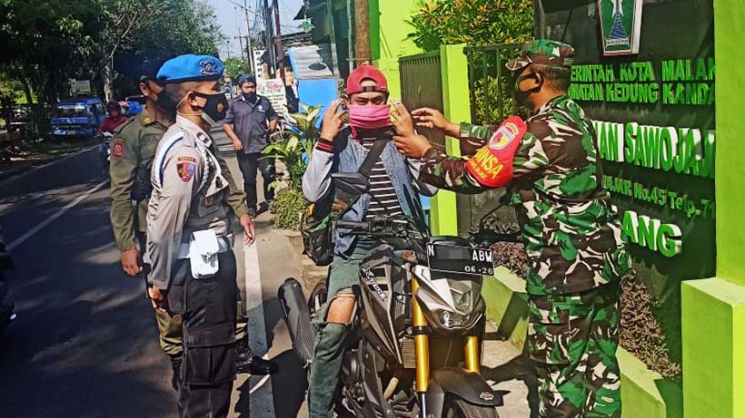 Tim Gabungan Forpimcam Kedungkandang Tegakkan Protokol Kesehatan 26 Tim Gabungan Forpimcam Kedungkandang Tegakkan Protokol Kesehatan