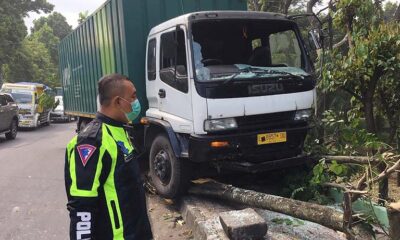 Truk Expedisi Tabrak Pagar Lapangan Rampal Malang Hingga Roboh