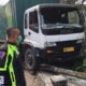 Truk Expedisi Tabrak Pagar Lapangan Rampal Malang Hingga Roboh