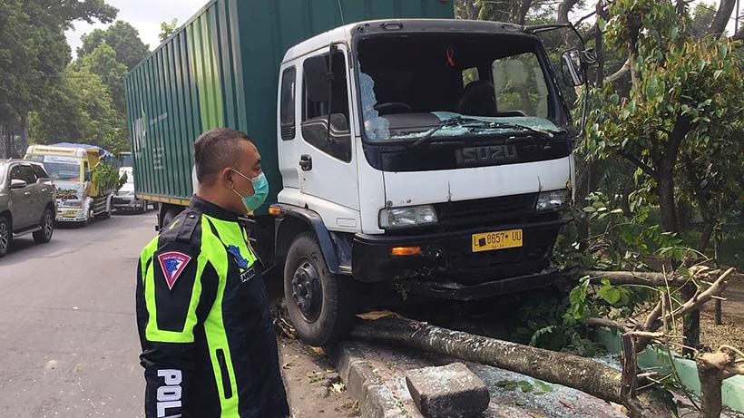 Truk Expedisi Tabrak Pagar Lapangan Rampal Malang Hingga Roboh
