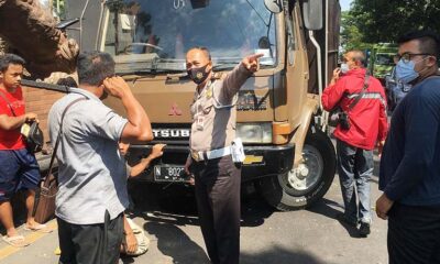 Kecelakaan Hari Ini Di Malang, Truk Fuso Seruduk Median Jalan