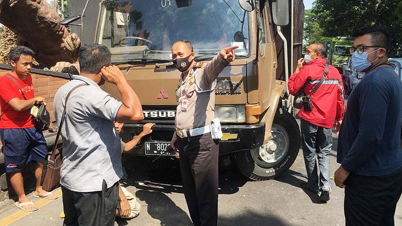 Kecelakaan Hari Ini Di Malang, Truk Fuso Seruduk Median Jalan