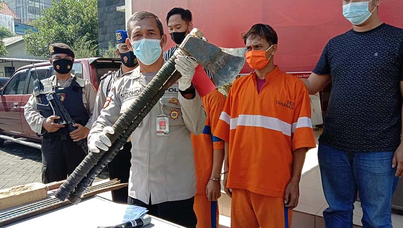 Pencurian Kabel Telkom Di Malang, Gali Jaringan Tanah Pakai Kapak