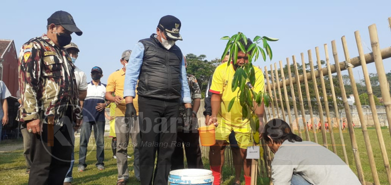 Wawali Kota Malang, Sofyan Edi Jarwoko saat prosesi menanam pohon pule di lapangan Porma Kota Malang