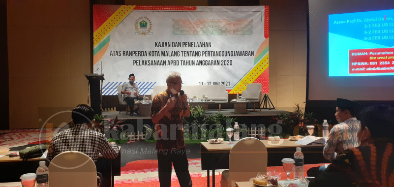 Prof. Dr. Dr. Abdul Halim, M.M., Ak., CA., CBV saat mengkaji dan menelaah Ranperda Pertanggungjawaban Pelaksanaan APBD Kota Malang tahun anggaran 2020
