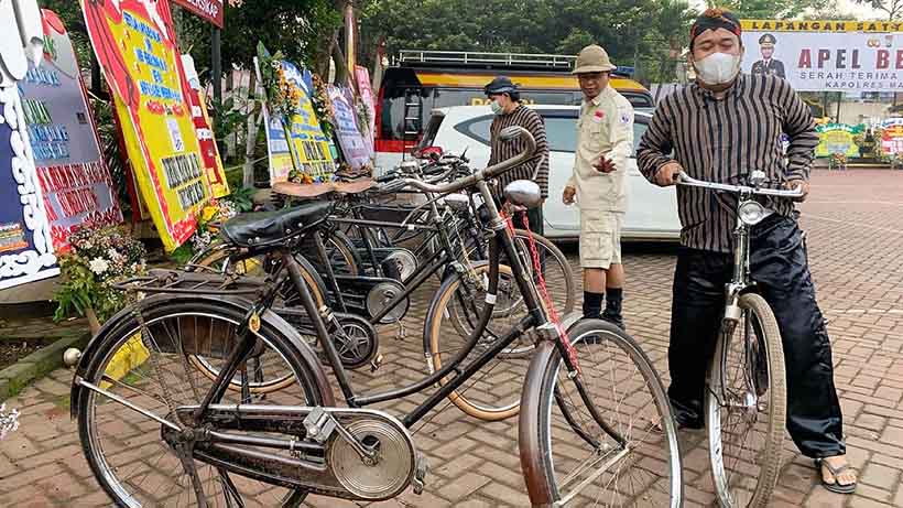 Polisi Jadul Ikut Gowes di Kepanjen, Peringati HUT Ke-75 Bhayangkara