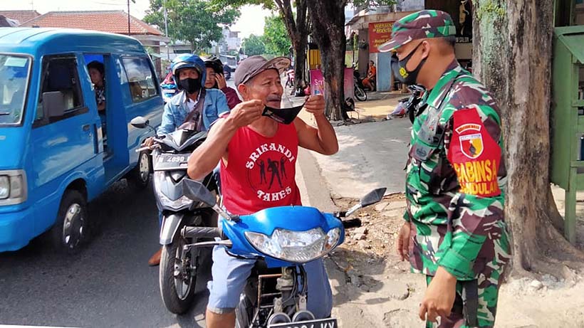 Operasi Masker Menyasar Jalan Raya Bandulan, Buru Pelanggar Prokes
