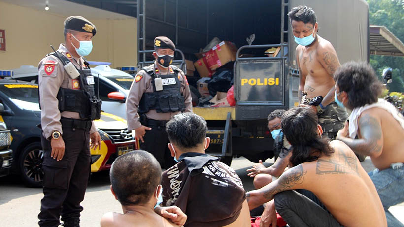 Preman Di Malang Terjaring Operasi, 7 Diamankan, Sita 76 Botol Miras