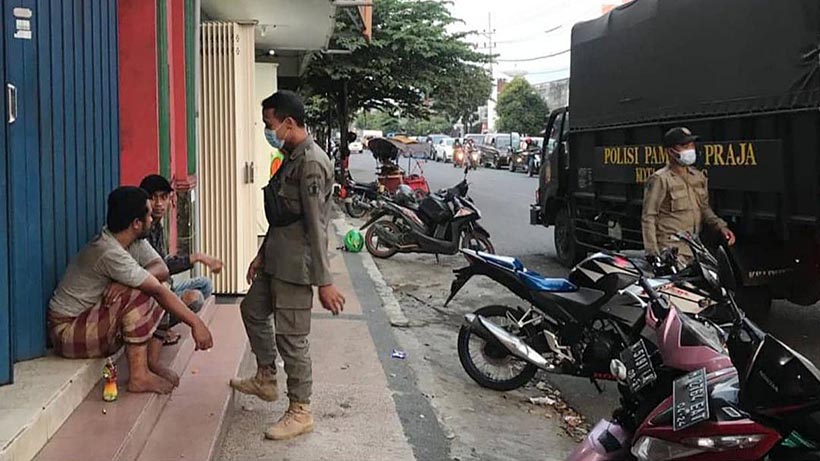 Satpol PP dan Dinsos Kota Malang Angkut ODGJ Meresahkan di Blimbing