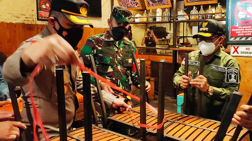 Razia PPKM Darurat Di Malang, Wali Kota Angkati Kursi Ke Meja Resto