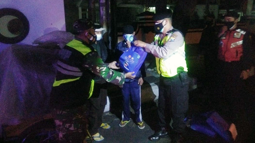 PPKM Kota Malang Bergulir, Patroli Bagikan Sembako Pada Pedagang