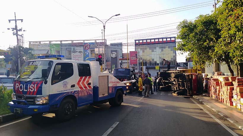 Truk Terguling di Malang, Muatan Mi Instan Berhamburan di Jalan 27 IMG 20210702 WA0039