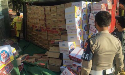Truk Terguling di Malang, Muatan Mi Instan Berhamburan di Jalan