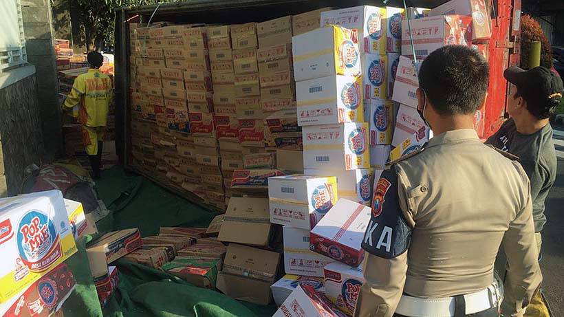 Truk Terguling di Malang, Muatan Mi Instan Berhamburan di Jalan