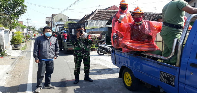 30 Orang Positif, Satgas Tasikmadu Semprotkan Disinfektan Di 6 RW 26 IMG 20210704 144034