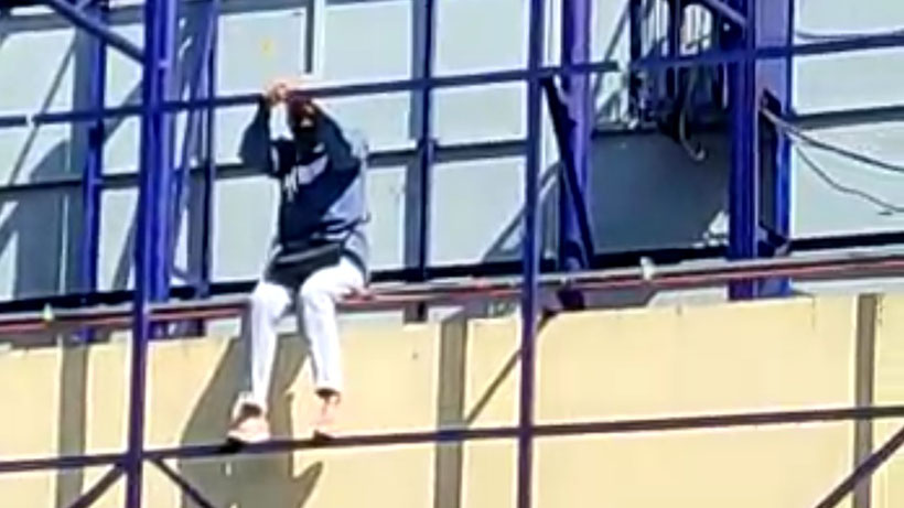 Percobaan Bunuh Diri Mahasiswi Di Jembatan Alun-Alun, Ini Videonya 26 Percobaan Bunuh Diri Mahasiswi Di Jembatan Alun-Alun, Ini Videonya