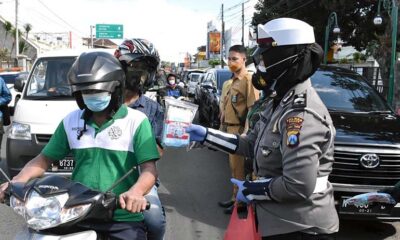 Forpimda Kabupaten Malang Bagi Snack dan Masker Pada Masyarakat
