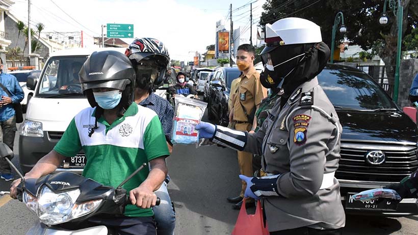 Forpimda Kabupaten Malang Bagi Snack dan Masker Pada Masyarakat