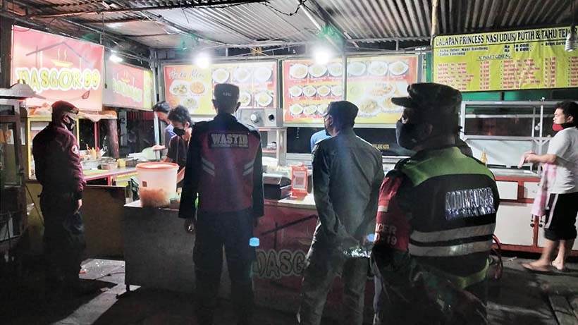 Patroli Gabungan PPKM Level IV Kota Malang Grosokan Malam