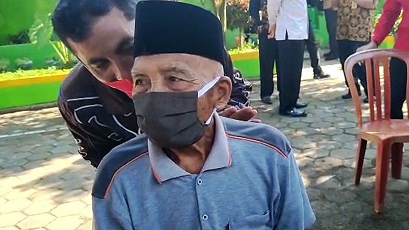 Lansia 100 Tahun Di Malang Antusias Ikuti Vaksinasi Massal