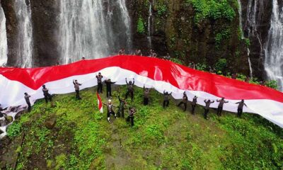 HUT 75 Bhayangkara, Polres Lumajang Kibarkan Bendera Merah Putih Raksasa