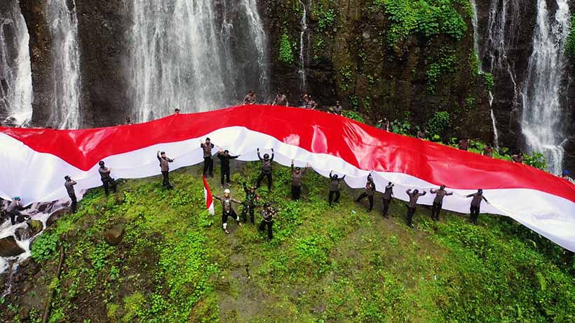 HUT 75 Bhayangkara, Polres Lumajang Kibarkan Bendera Merah Putih Raksasa