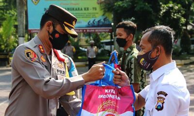 Kapolres Malang Bagi Sembako Untuk Pekerja Harian Lepas Di Kepanjen