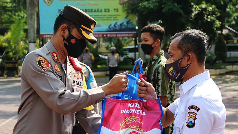 Kapolres Malang Bagi Sembako Untuk Pekerja Harian Lepas Di Kepanjen