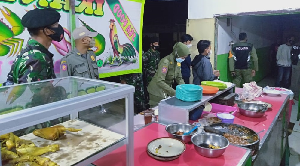 Penyekatan Malang Jalan Terus, Tim PPKM Bagi Sembako Pada PKL
